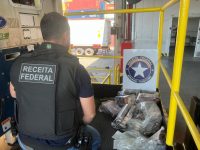 cocaina-que-iria-para-espanha-e-encontrada-em-conteiner-refrigerado-com-macas-em-porto-de-sc