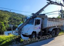 caminhao-derruba-poste-e-deixa-regiao-de-santo-amaro-da-imperatriz-sem-luz-nesta-segunda-feira