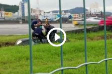 video:-carro-cai-em-ribanceira-e-deixa-familia-com-criancas-feridas-na-br-101,-em-sao-jose