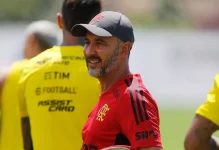 ‘olha-o-whatsapp’:-pior-time-do-mundo-tira-onda-com-o-flamengo-apos-demissao-de-vitor-pereira