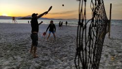 febre-do-beach-tennis-se-espalha-por-florianopolis;-veja-onde-praticar-de-graca