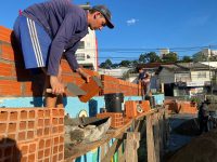 maos-a-obra!-muro-da-creche-alvo-de-ataque-em-blumenau-comeca-a-ser-ampliado