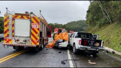 colisao-entre-dois-veiculos-deixa-dois-mortos-e-feridos-na-br-282