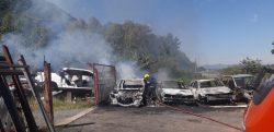 carros-sao-consumidos-por-fogo-em-incendio-registrado-em-ferro-velho-de-gaspar