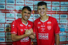 jogador-campeao-da-libertadores-realiza-sonho-de-jogar-ao-lado-do-filho