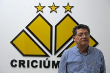 sustentado-na-forca-do-torcedor,-criciuma-se-reinventa-e-vira-modelo-do-futebol-em-sc