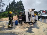 trabalhador-fica-ferido-apos-caminhao-carregado-tombar-em-rio-negrinho