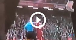 video:-bandeirinha-da-cotovelada-em-lateral-do-liverpool-no-classico-ingles