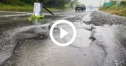 video:-chuva-forte-abre-cratera,-acumula-agua-na-pista-e-causa-filas-em-blumenau