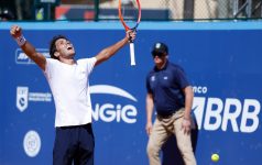 em-virada-emocionante,-eduardo-ribeiro-vence-argentino-e-vai-as-quartas-no-engie-open-de-tenis