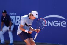 joao-fonseca,-de-16-anos,-derruba-favorito-e-vai-as-quartas-no-engie-open-de-tenis