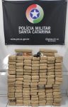 carro-sujo-de-barro-levanta-suspeita-da-pm-e-mais-de-100kg-de-maconha-sao-apreendidos-em-sc