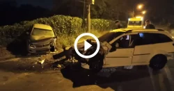 video:-carros-batem-de-frente-durante-a-madrugada-e-ficam-destruidos-em-blumenau