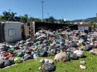 video:-caminhao-com-35-toneladas-de-lixo-tomba-em-florianopolis-e-interdita-transito