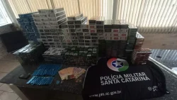 bagagens-de-passageiros-em-sc-revelam-mais-de-2-mil-macos-de-cigarro-e-800-comprimidos-proibido