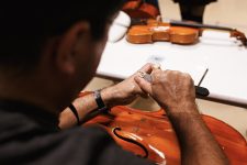 maior-luthier-da-atualidade-desembarca-em-joinville-para-curso-no-musicarium