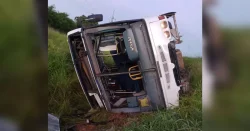 onibus-com-trabalhadores-tomba-na-br-101-e-deixa-9-feridos-em-tubarao