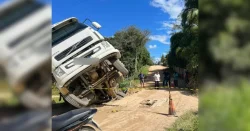 fotos:-caminhao-com-madeira-passa-em-ponte-interditada-e-cai-dentro-de-rio-em-tubarao