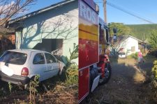 carro-invade-casa-e-atinge-homem-que-estava-dormindo-lebon-regis