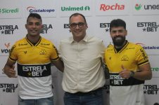 criciuma-apresenta-o-meia-fernando-canesin-e-o-atacante-welinton-torrao