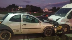 colisao-frontal-entre-carro-e-van-deixa-uma-pessoa-ferida-em-brusque