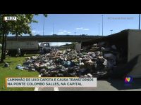 caminhao-de-lixo-capota-e-causa-transtornos-na-ponte-colombo-salles,-na-capital