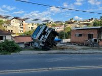 caminhao-carregado-de-areia-fica-suspenso-apos-lage-nao-suportar-peso-em-blumenau