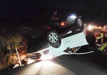 bombeiros-sentem-cheiro-de-alcool-em-motorista-que-capotou-carro-em-palmitos