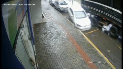 carreta-enrosca-e-arrasta-carro-estacionado-em-chapeco;-veja-video