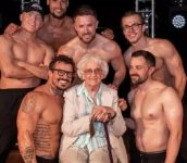 idosa-de-92-anos-realiza-sonho-de-assistir-show-de-stripper:-‘nao-vou-esquecer-disso-tao-cedo’