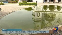 cor-da-agua-do-chafariz-da-igreja-matriz-chama-atencao