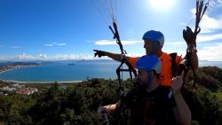 video:-floripa-350-mostra-voo-de-encantos-em-salto-de-parapente-sobre-praias-de-florianopolis