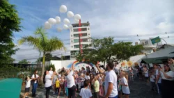 um-mes-do-ataque-a-creche-em-blumenau-e-marcado-por-homenagens-e-pedido-de-paz