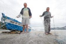 pescadores-fazem-ultimos-ajustes-nos-barcos-e-redes-e-tem-otima-expectativa-com-safra-da-tainha