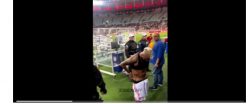 video!-vidal-fica-de-cueca-no-gramado-em-vitoria-do-flamengo-e-policial-da-risada