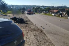 motociclista-e-arremessada-a-quase-50-metros-apos-colisao-contra-carro-em-rio-negrinho