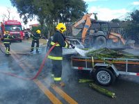 carro-incendeia-apos-bater-em-retroescavadeira-em-navegantes,-motorista-morre-no-local