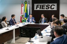 fazenda-de-sc-defende-modelo-tributario-mais-justo-e-simplificado-em-reuniao-na-fiesc 