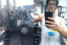 motorista-morre-ao-bater-em-muro-e-carro-fica-destruido-em-pinhalzinho