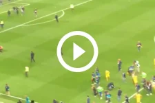 video:-torcedores-do-espanyol-invadem-campo-para-agredir-jogadores-do-barcelona-apos-titulo