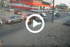 video:-carro-capota-na-rua-albano-schmidt-apos-bater-em-outro-veiculo-em-joinville