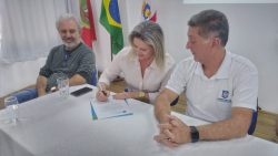 professora-fabricia-luiz-souza-toma-posse-como-secretaria-de-educacao-de-florianopolis