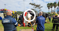 video:-caminhao-betoneira-cai-de-elevado-em-florianopolis-e-deixa-motorista-preso as ferragens