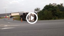 video:-carreta-fica-tombada-por-horas-apos-acidente-em-blumenau