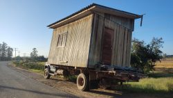 motorhome?-caminhao-e-apreendido-carregando-casa-na-carroceira-em-sc