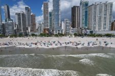 voluntarios-vao-limpar-praia-central-de-balneario-camboriu;-veja-como-participar