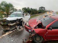 faxinal-dos-guedes:-batida-grave-entre-carros-deixa-feridos;-veja-fotos