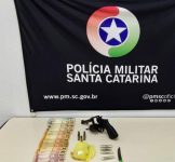 foragido-de-presidio-e-preso-com-drogas-e-arma-de-fogo-em-blumenau