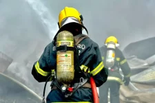 fotos:-apos-mais-de-40-horas,-bombeiros-trabalham-no-rescaldo-de-incendio-em-barra-velha