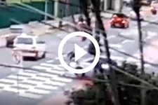 video:-ciclista-e-atingido-em-cheio-por-carro-que-invadiu-ciclofaixa-em-joinville